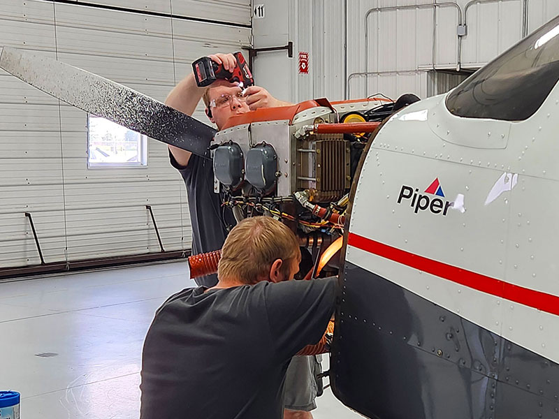 piper-team-maintenance-AV8 aircraft maintenance team, Piper Archer airplane